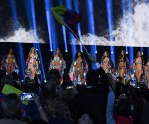 En la segunda etapa del certamen, las 10 semifinalistas lucieron sus esbeltos cuerpos en trajes de baño. En esta galería te mostramos cómo se veían las mujeres que compitieron por la corona en 2019. Fotos: Agencia AFP.