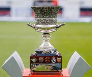 El trofeo de la Supercopa que se llevará el campeón de la edición 2025.
