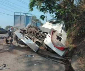 Una de las unidades quedó praticamente destruida debido al fuerte encontronazo. Foto Cortesía Red Informativa