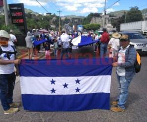 El grupo salió desde el martes de La Barca, en el departamento de Cortés para apoyar a los migrantes que viajan a Estados Unidos. Foto: Johnny Magallanes/ EL HERALDO