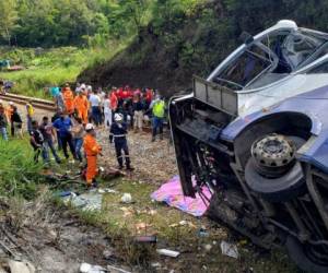 El Departamento de Bomberos de Minas Gerais muestra un autobús que cayó de un puente y mató al menos a 16 personas en la carretera BR-381 en Joao Monlevade, estado de Minas Gerais, Brasil. Foto: AFP.