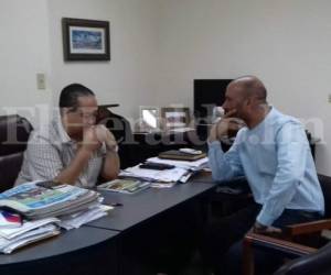 Virgilio Padilla, vocal del Consejo Nacional del Pac, presentó el escrito contentivo a estas modificaciones del partido a Alejandro Martínez, secretario del TSE, foto: Álvaro Mejía / EL HERALDO.