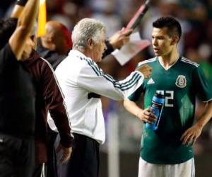 El brasileño Ricardo Ferretti, técnico de la selección de México, habla con el delantero Hirving 'Chucky' Lozano durante un partido amitoso ante Chile, el martes 16 de octubre de 2018, en Querétaro (AP Foto/Eduardo Verdugo)