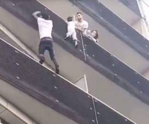El suceso, espectacular, grabado y difundido por las redes sociales, muestra a un joven escalar a mano limpia y en treinta segundos cuatro balcones de la fachada de un edificio.