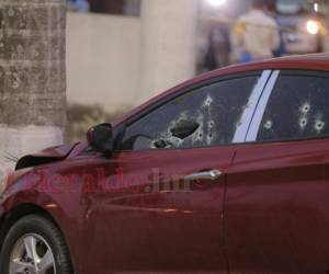 Los sicarios dispararon en reiteradas ocasiones contra el vehículo. El cuerpo de la víctima quedó en el interior. Foto: EL HERALDO.