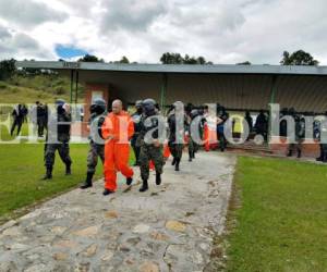 El traslado de los nueve reos se realizó el mediodía de este jueves. (Foto: El Heraldo Honduras)