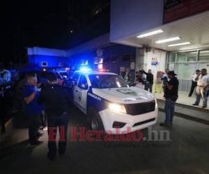 La Policía Nacional llegó al Hospital Escuela luego de que ingresaran los heridos.