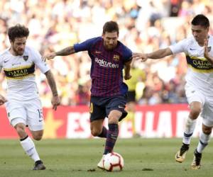 El delantero argentino Lionel Messi desafía al centrocampista uruguayo de Boca Juniors Nahitan Nandez y al defensor argentino Paolo buscan parar al astro del Barcelona. Foto:AFP