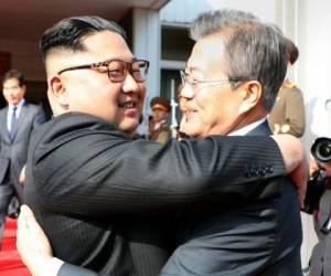 El presidente de Corea del Sur Moon Jae-in abrazó al líder de Corea del Norte, Kim Jong Un, después de su segunda cumbre en el lado norte de la tregua. Foto AFP