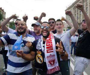 Los fanáticos llegaron horas antes a los alrededores del estadio Olímpico de Kiev para apoyar a sus equipos que este sábado se llevarán la orejona. Fotos AFP / AP