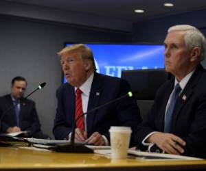 El presidente de los Estados Unidos, Donald Trump (C), habla junto al vicepresidente Mike Pence durante una teleconferencia con los gobernadores en la sede de la Agencia Federal para el Manejo de Emergencias. Foto: Agencia AFP.