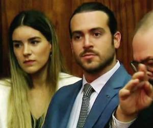 Momento en que Pablo Lyle y su esposa escuchan la orden del juez. (Foto: Univision)