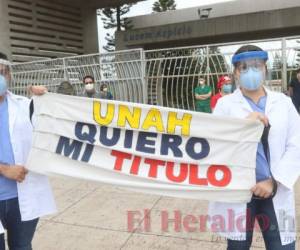 Los jóvenes egresados de distintas carreras médicas exigieron sus títulos para poder sumarse a la demanda de personal necesario para atender la emergencia por covid-19. Fotos: Alex Pérez/El Heraldo.