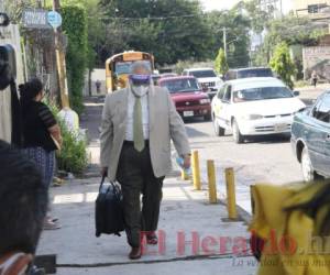 Momento en que Marco Tulio Castro, abogado de Marco Bográn, llega a la audiencia en los Juzgados de lo penal. Foto: Estalin Irías/EL HERALDO.