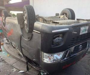 La unidad de transporte quedó volcado sobre la vía tras el fuerte encontronazo.