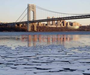 El río Housto se congeló ante las bajas temperaturas que se están viviendo en todo el país. Foto: Agencia AP.