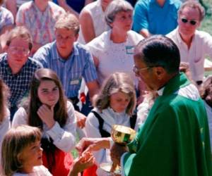 Durante décadas, el Vaticano ha sido criticado por grupos de víctimas por mostrar benevolencia con obispos acusados de abusos sexuales o de encubrimiento. Foto: AP
