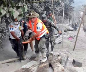 El volcan de Fuego de Guatemala hizo erupción el pasado domingo. Al menos 3,000 personas fueron evacuadas y 653 albergadas. Foto: Cortesía Bomberos voluntarios de Guatemala.