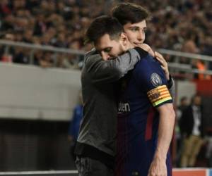 Momento justo en el que Leo Messi es abrazado por el fanático en pleno terreno de juego. (AFP)