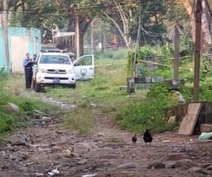 Los agentes policiales realizaron el levantamiento del cadáver.