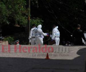 Agentes de la Dirección Policial de Investigaciones (DPI) llegaron hasta la escena del crimen para recabar evidencias del terrible hecho. FOTOS: Marvin Salgado/EL HERALDO