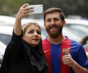 Reza Parastesh, un iraní con gran parecido al astro de Barcelona, es muy perseguido por los verdaderos fans de Lionel Messi. Foto: AFP