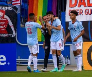 Bryan Acosta celebrando con sus compañeros del Dallas FC. Foto: USA Today.