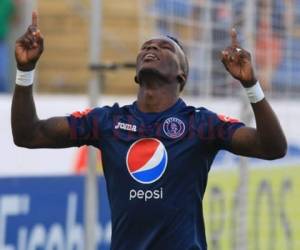 Rubilio Castillo marcó su gol número 100 en Liga Nacional, 77 de ellos con Motagua, mediante lanzamiento penal en Tegucigalpa ante Real España. Foto: Ronal Aceituno / El Heraldo.