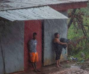 Miles de pobladores fueron trasladados a albergues, mientras otros quedaron en sus frágiles viviendas de madera. Foto: AFP