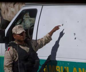 Un soldado señala un impacto de bala en una ambulancia fuera de la Presidencia Municipal en Villa Unión, estado de Coahuila, México. Foto: Agencia AFP.