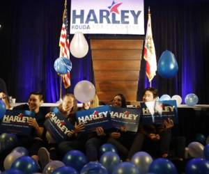 Los pasantes de la campaña de Harley Rouda se sientan en una pila de globos durante una fiesta el día de las elecciones el 6 de noviembre de 2018 en Newport Beach, California, en el Newport Beach Marriott Hotel and Spa. Rouda está desafiando a la actual republicana Dana Rohrabacher para el cargo.