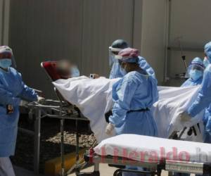 Los primeros dos pacientes en arribar al hospital móvil tienen 48 y 60 años de edad, padecen enfermedades de base y están en condición delicada. Fotos: David Romero/EL HERALDO.