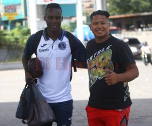 Rubilio Castillo posa con aficionado en la salida de Motagua rumbo a El Progreso. Foto: Johny Magallanes / El Heraldo.