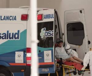 Un paciente infectado con el coronavirus es colocado sobre una camilla el viernes 7 de agosto de 2020 en el Hospital Nacional, en San Salvador, El Salvador.
