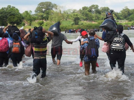 Migrantes se dirigen a los Estados Unidos, cruzan el río Suchiate a México, como se ve desde Ciudad Tecún Uman, Guatemala.
