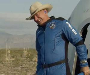 La primera misión tripulada de Blue Origin fue un vuelo de casi 11 minutos desde el oeste de Texas hasta una altitud de 65 millas y de vuelta, para coincidir con el 52º aniversario del primer alunizaje. FOTO: AFP