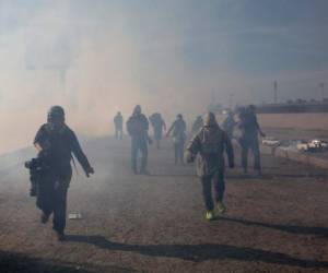 Momento en el que los migrantes eran gaseados por agentes fronterizos de los Estados Unidos.