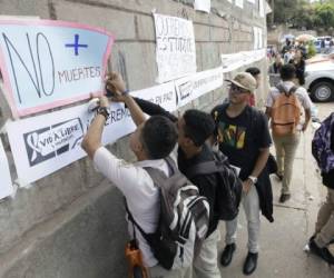 Los mismos estudiantes piden que en Honduras cese la violencia contra ellos. Foto El Heraldo/Alejandro Amador.