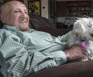 Phil Corio, de 108 años, posa en Albuquerque, N.M. Corio podría ser la persona más vieja del mundo en sobrevivir a COVID-19. (Roberto E. Rosales/The Albuquerque Journal via AP).