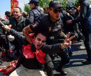 Un policía turco detiene a un manifestante durante la celebración del 1 de Mayo en Estambul (Turquía). Foto AP