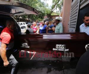 Parientes llegaron a Medicina Forense para retirar el cuerpo de José Manuel Aguilera Cruz; posteriormente fue sacado Kevin Alberto. Fotos: El Heraldo Honduras.