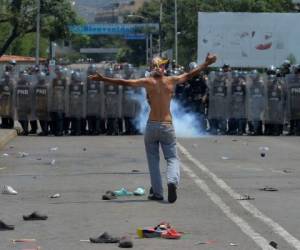 Militares venezolanos, siguiendo órdenes de Maduro, impidieron el acceso de los suministros, lo que derivó en los enfrentamientos. (Foto: AFP)