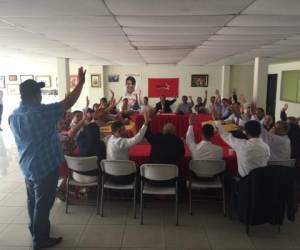 En la sede de Libre de Tegucigalpa se celebró la sesión para la renuncia y ratificación de cargos.