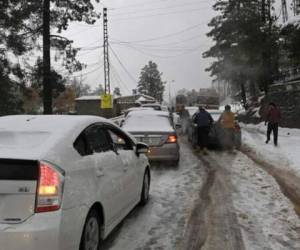 La oficina del jefe de la provincia de Punyab anunció que Murree fue declarado 'zona de desastre' y urgió a la gente a no viajar a la localidad. Foto: AFP