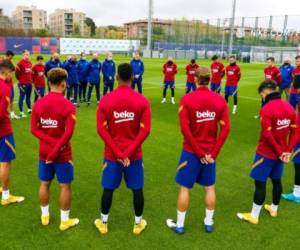 En las imágenes difundidas por el club se puede ver al equipo formando un círculo y guardando un respetuoso minuto de silencio en memoria del astro argentino.