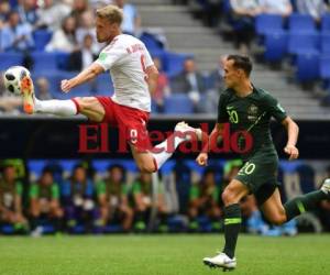 Australia's midfielder Mile Jedinak (C) shakes hands with Denmark's defender Henrik Dalsgaard (L) after the final whistle during the Russia 2018 World Cup Group C football match between Denmark and Australia at the Samara Arena in Samara on June 21, 2018. / AFP PHOTO / MANAN VATSYAYANA / RESTRICTED TO EDITORIAL USE - NO MOBILE PUSH ALERTS/DOWNLOADS