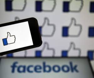 La investigación respondió a una queja que acusaba a la red social de permitir que una compañía privada usara una aplicación para obtener información personal de los usuarios. Foto: AFP.