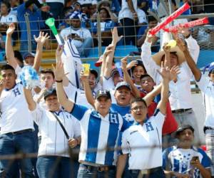 Los aficionados hondureños siempre acompañan a su selección. Se espera al menos a unos cinco mil para el partido del 25 de marzo en el Cuscatlán.