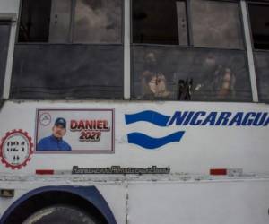 Vista de una pancarta que representa la propaganda política del presidente de Nicaragua, Daniel Ortega, en un autobús de transporte público en Managua. Foto: Agencia AP.