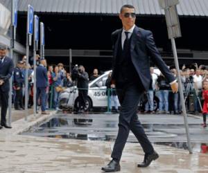 El delantero portugués Cristiano Ronaldo llega al aeropuerto de Humberto Delgado en Lisboa el 9 de junio de 2018 para viajar para la Copa Mundial Rusia 2018. / AFP / JOSE MANUEL RIBEIRO.